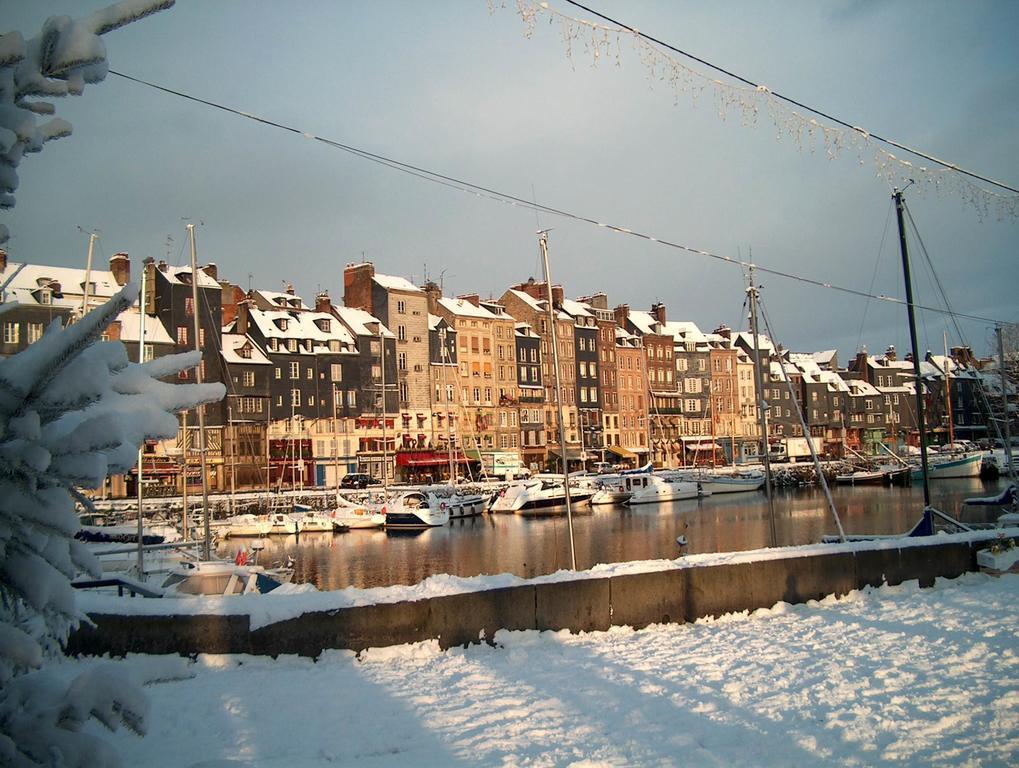 Escapade Au Coeur De Honfleur Avec Parking Prive Et Vue Panoramique Apartment Стая снимка